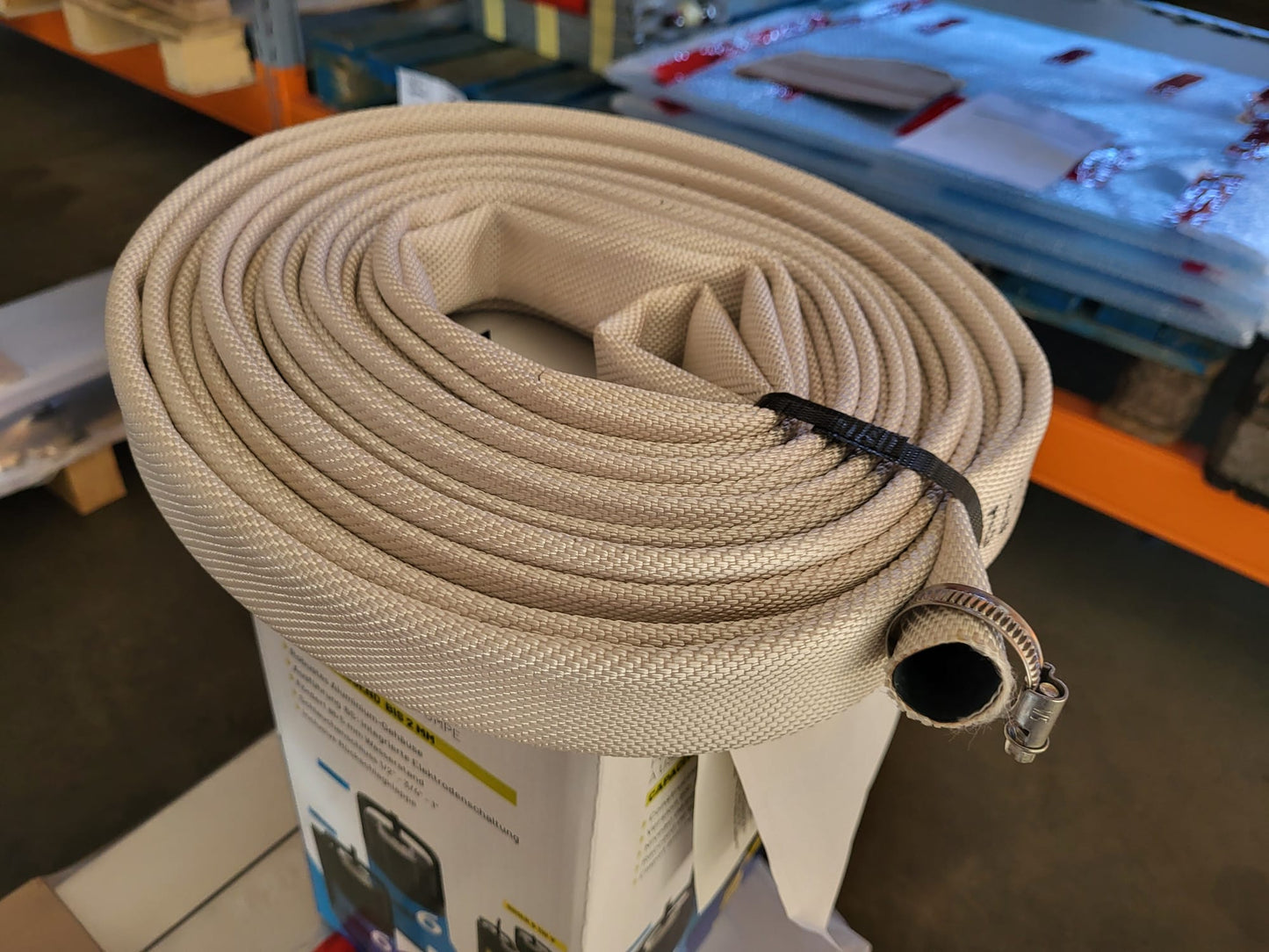 Synthetik Schlauch für Pumpen von Jung Pumpen mit Hintergrund