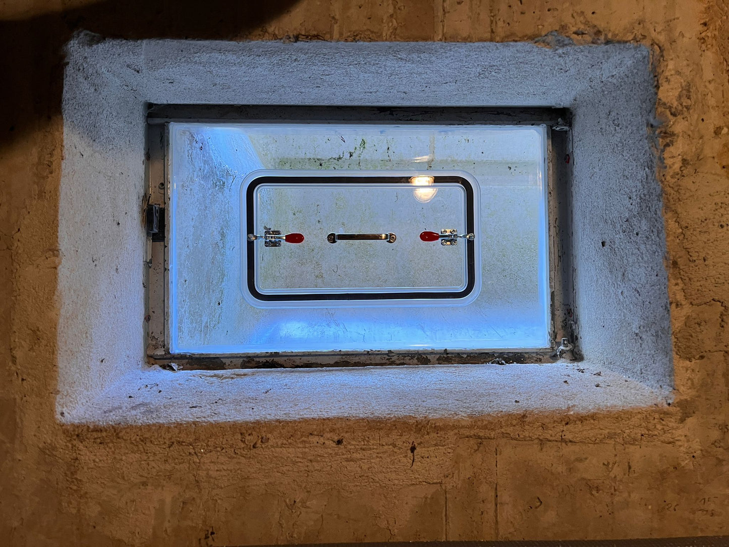 Acrylschott mit manueller Luke- Hochwasserschutz für Fenster