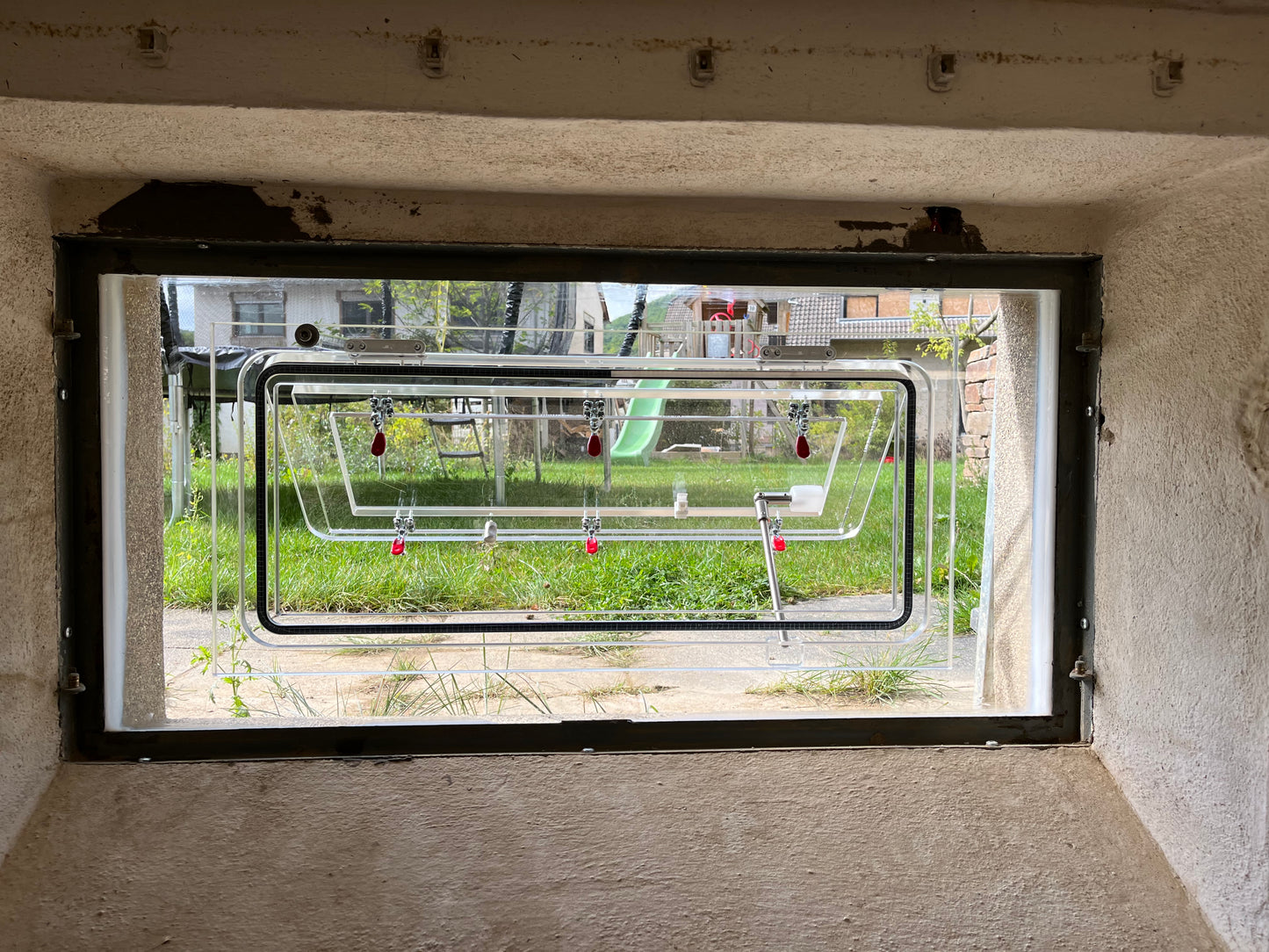 Acrylschott, Kippfunktion geöffnet, Hochwasserschutz für Fenster