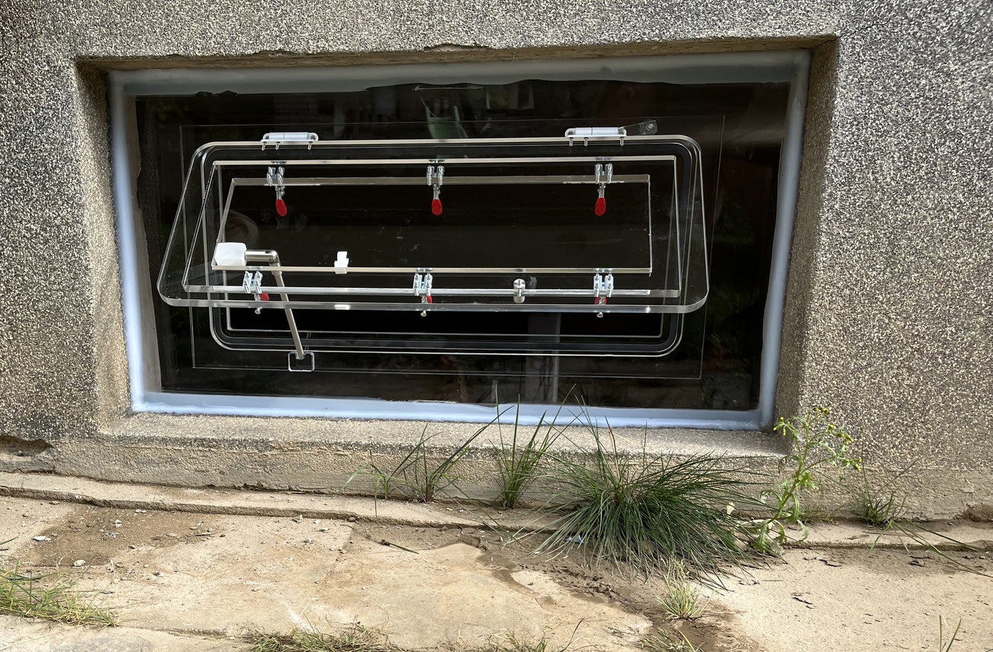 Acrylschott, Kippfunktion geöffnet, Hochwasserschutz für Fenster