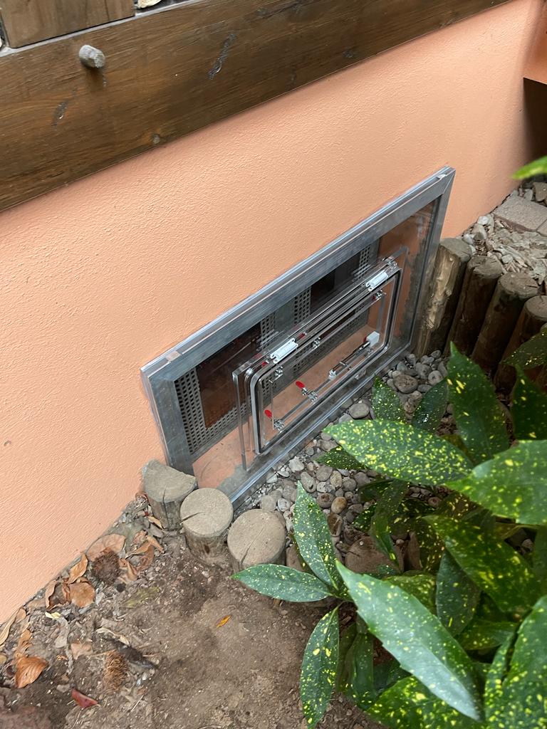 Hochwasserschutz Fenster - Acrylschott mit manueller Luke (Standard)