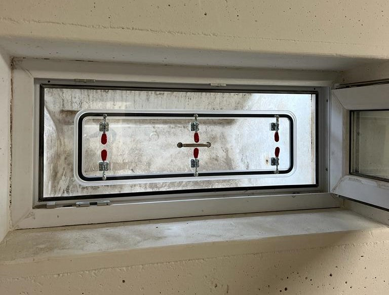 Acrylschott mit manueller Luke- Hochwasserschutz für Fenster