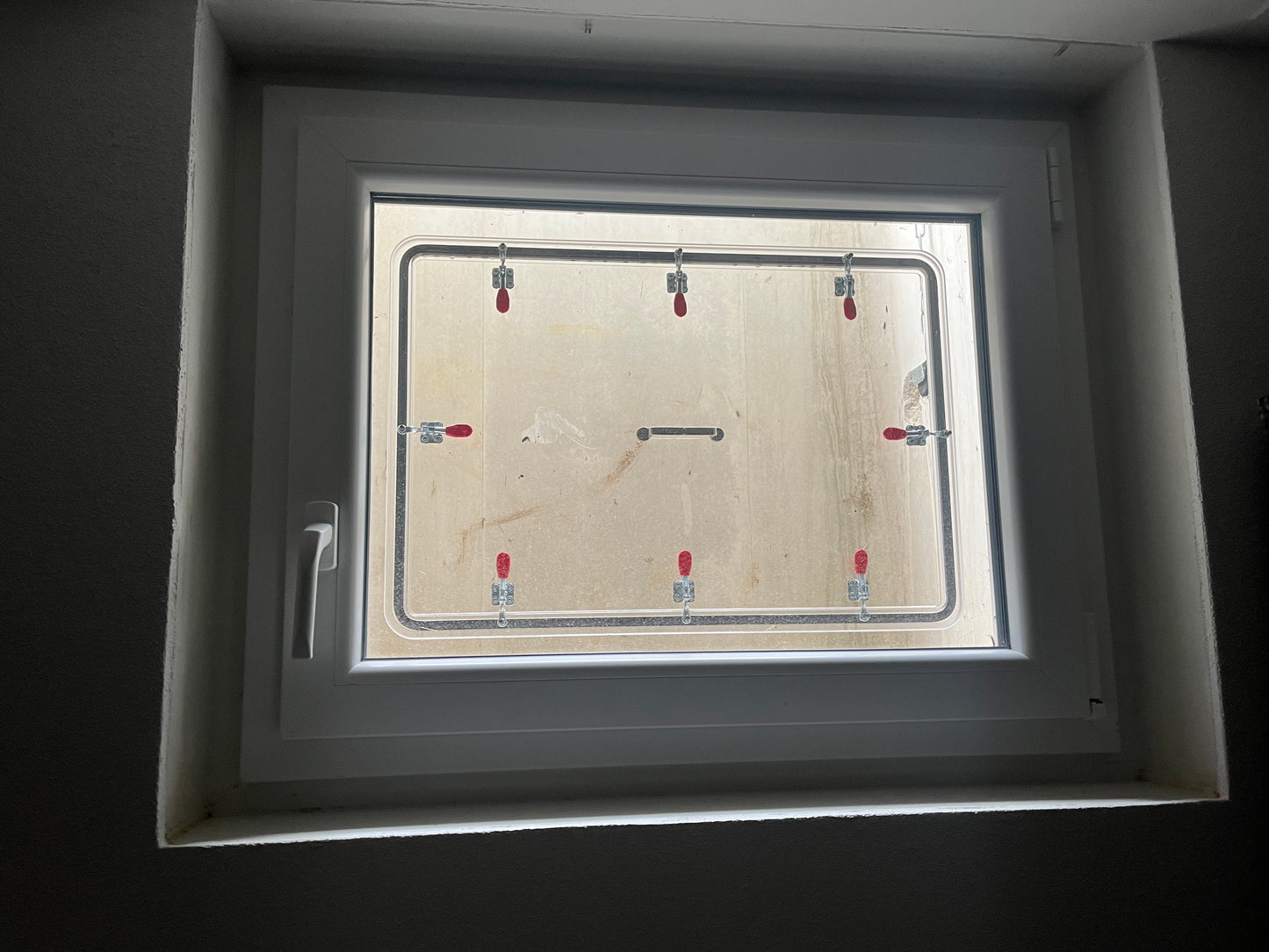 Acrylschott mit manueller Luke- Hochwasserschutz für Fenster