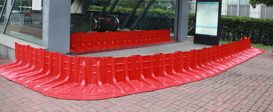 Freistehender mobiler Hochwasserschutz - Flutwand mit einem Verlauf nach außen (Kurven-Element)