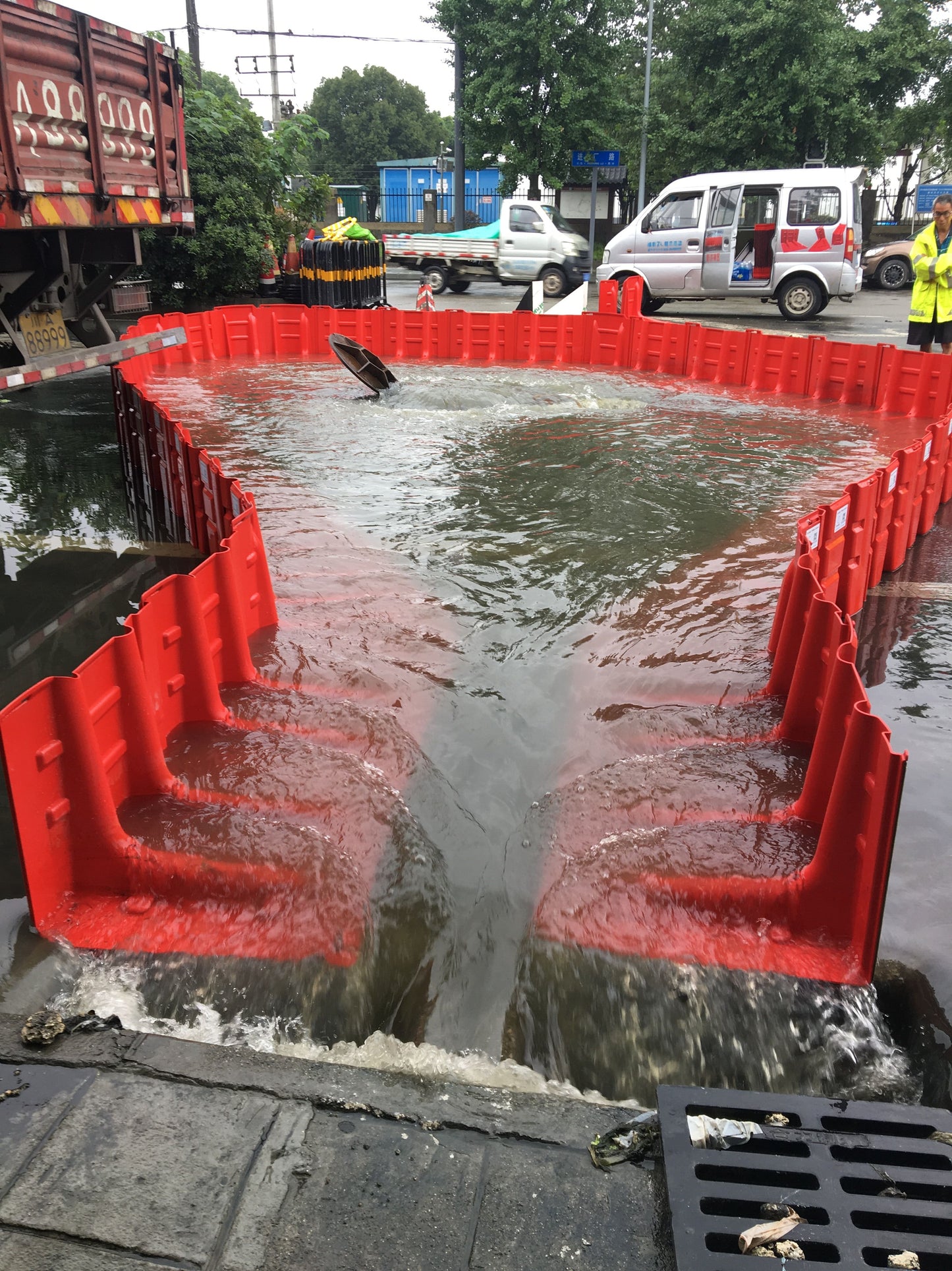 Selbstverankernder mobiler Hochwasserschutz für Einfahrten - Flutwand mit einem Verlauf nach innen (Kurven-Element)