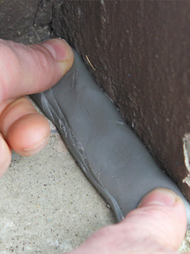 Klebemasse gegen Hochwasser