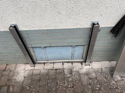 Hochwasserschutz Haus und Gebäude: Aluminium-Dammbalken-System gegen Hochwasser- Montage auf das Mauerwerk